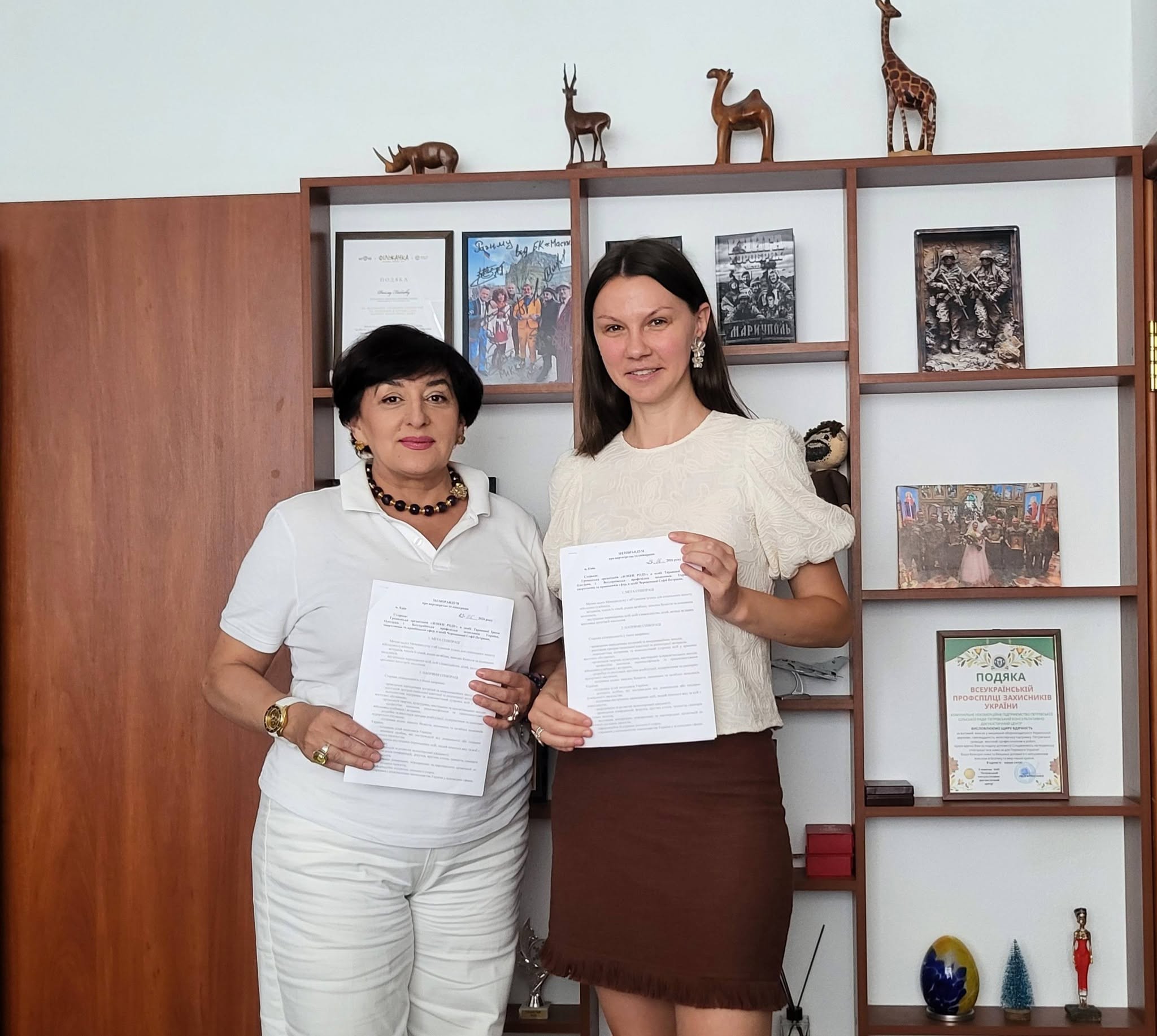 СИЛА ЖІНОЧОЇ ЄДНОСТІ: профспілка захисників України та ГО «ЖІНКИ РОДУ» підписали Меморандум про співпрацю