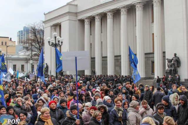 Освітяни вийшли на пікет  