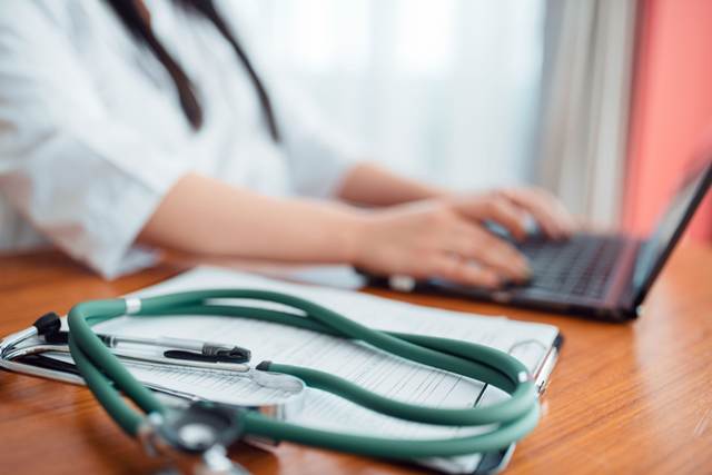 stethoscope-on-wooden-table-family-doctor-concept-8VWMKUT-min
