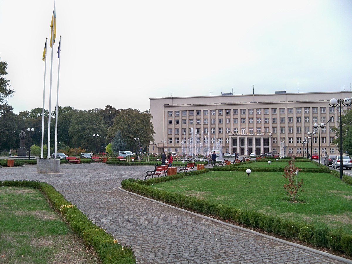 1200px 1. Ужгород. Пл. Народна 4