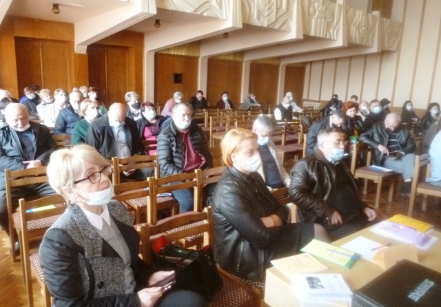 в залі