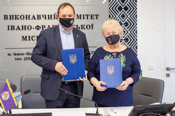 Ніна Гушіт та Руслан Марцінків під час підписання Меморандуму 