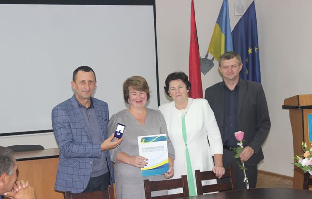 знаком Профспілковий лідер нагороджена Марія Мельничук