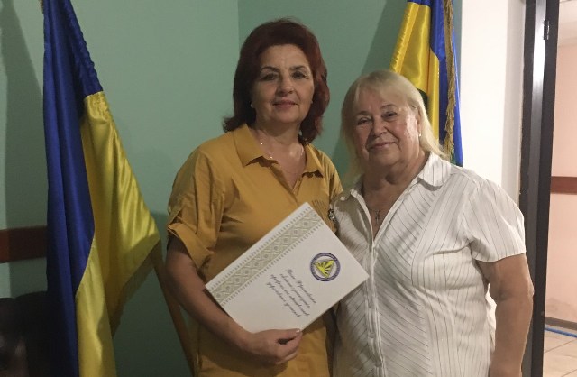 Ніна Гушпіт вручає Грамоту Зіновії Сухолиткій
