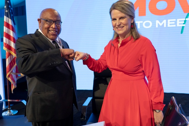 Liz Fred fist bump 1000x667