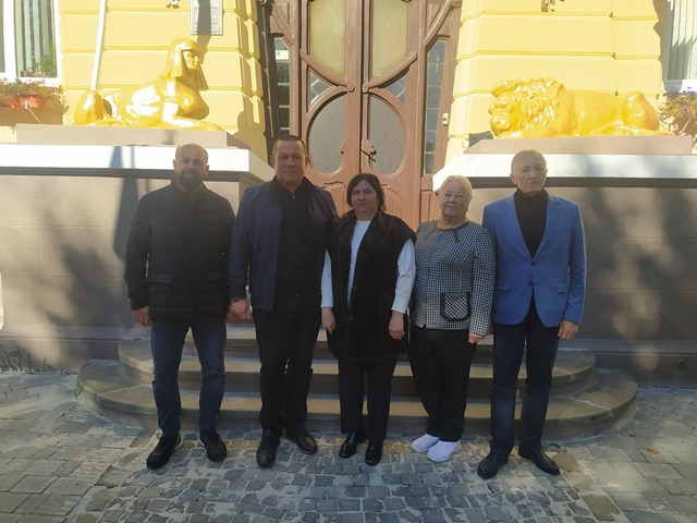 Учасники зустрічі біля приміщення Надвірнянської міської ради1