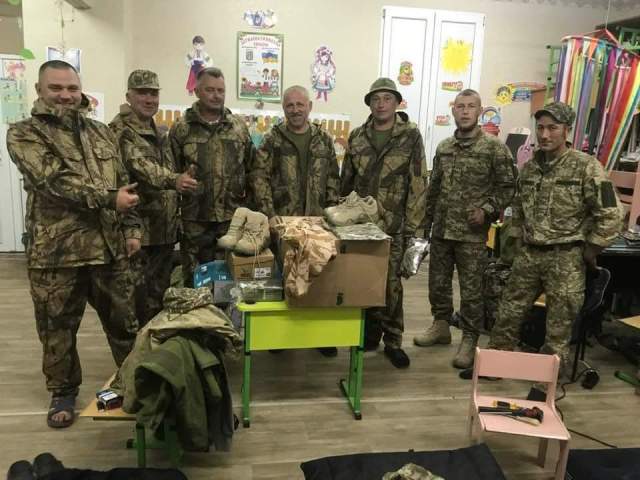Наш воїн Віктор з Рафалівського лісгоспу з позивним Профком у центрі