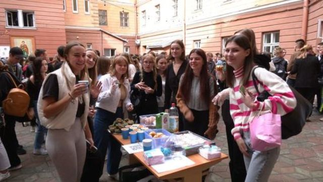 благодійний аукціон студенти