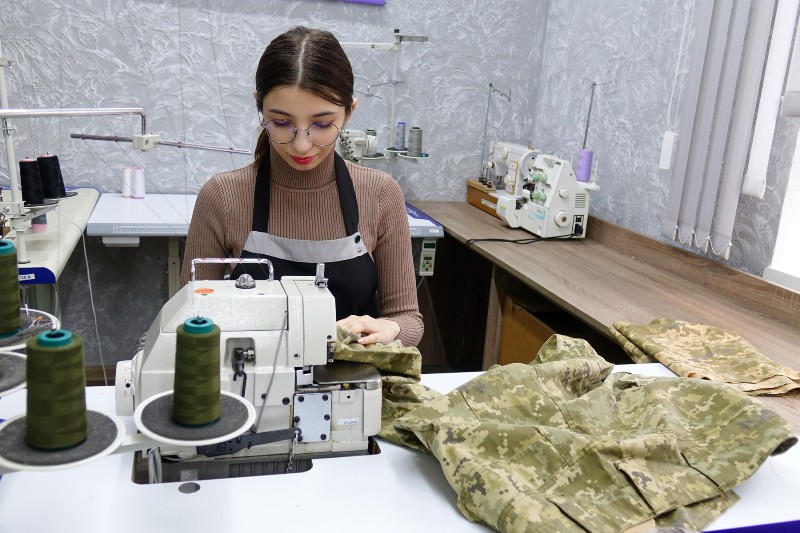 Учні Хмельницького ліцею сфери послуг виготовляють форму для військових