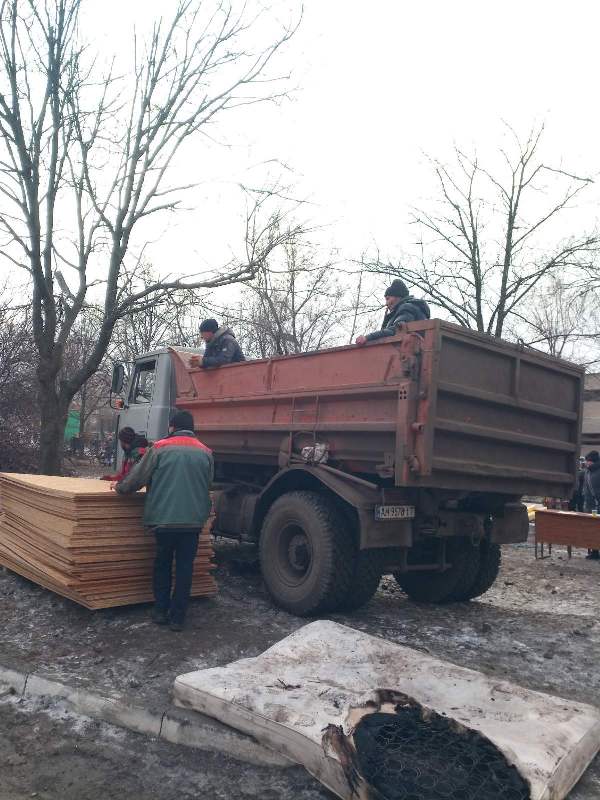 Працівники КАТП 052805 допомагають мешканцям приватного сектору м.Дружківки у ліквідації наслідків обстрілів рф