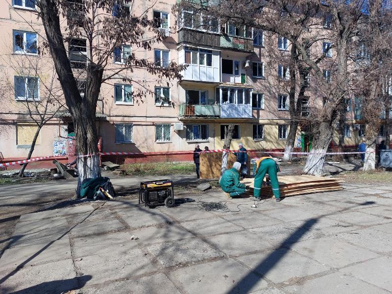Працівники КАТП 052810 допомагають закривати вікна мешканцям Краматорська