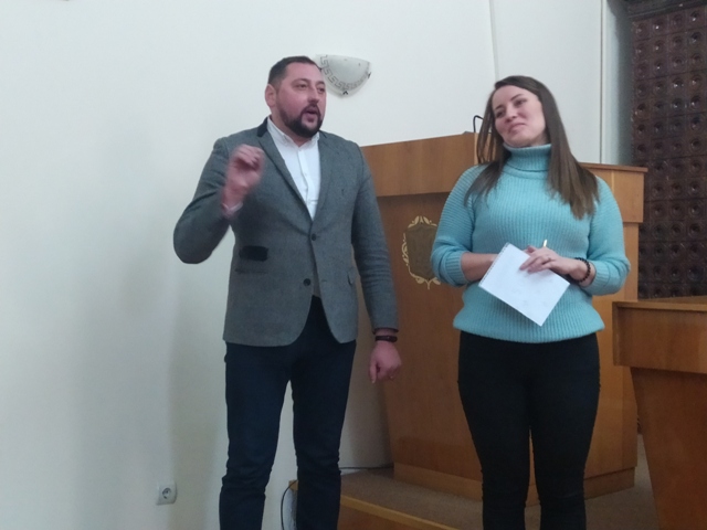 Представники команд представляють свою позицію на тренінгу
