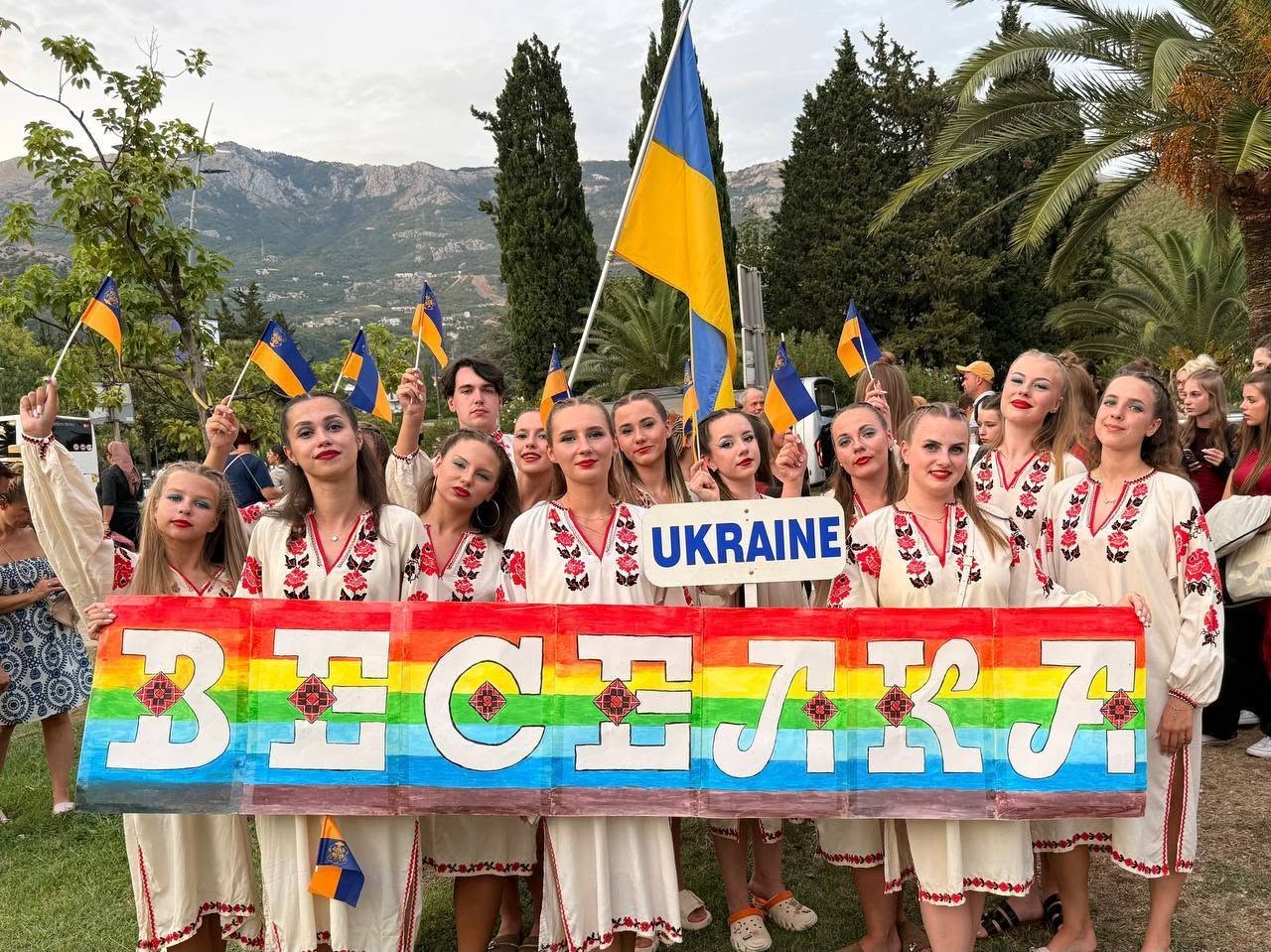 Визнання та шана талантам: у Закарпатській облпрофраді відзначили  ансамбль танцю «Веселка»